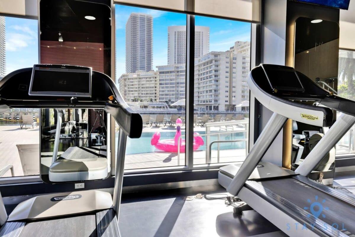 Spectacular View With Balcony, Pool, Near Hallandale Beach